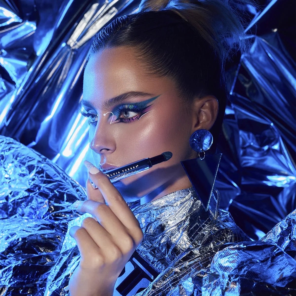 Sombra en Lápiz con aplicador de esponja , Luis Torres